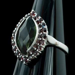 CAMBRIA, CZECH MOLDAVITE, GARNET, SILVER RING - MOLDAVITES, CZECH{% if kategorie.adresa_nazvy[0] != zbozi.kategorie.nazev %} - SILVER JEWELLERY{% endif %}