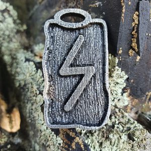 SOWULO - RUNE PENDANT, ZINC - RUNENANHÄNGER{% if kategorie.adresa_nazvy[0] != zbozi.kategorie.nazev %} - SCHMUCKSTÜCKE{% endif %}