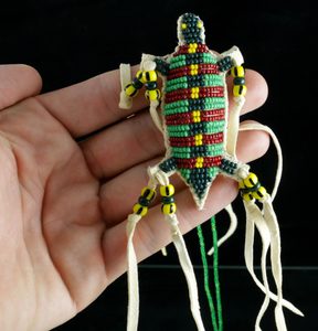 INDIAN TURTLE, BEADED, GREEN - LONGEVITY - SKLAD{% if kategorie.adresa_nazvy[0] != zbozi.kategorie.nazev %} - !NENALEZENÁ NADŘAZENÁ KATEGORIE!{% endif %}