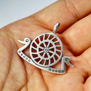 PENSEUR AVEC SOLEIL, Âge du bronze, pendentif en argent