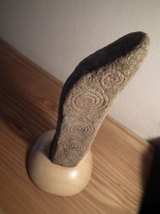 MENHIR, ENGRAVED STONE - DÉCOR DE JARDIN{% if kategorie.adresa_nazvy[0] != zbozi.kategorie.nazev %} - STATUETTES, GARDEN DECOR{% endif %}