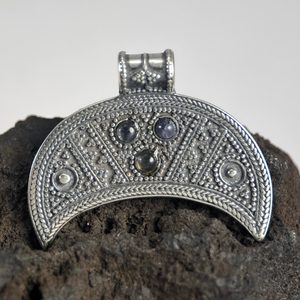 LUNULE, réplique d'un pendentif IXème siècle, argent et ijolite, type 4