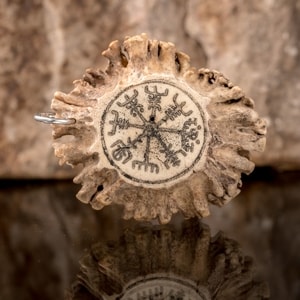 VEGVISIR, RUNE, ANHÄNGER FÜR DEN SCHUTZ, HIRSCHGEWEIH - WIKINGERAMULETTE{% if kategorie.adresa_nazvy[0] != zbozi.kategorie.nazev %} - SCHMUCKSTÜCKE{% endif %}