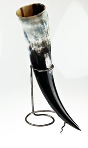 HAND FORGED IRON HORN STAND - SNAKE TAIL SHAPED TIP - DRINKING HORNS{% if kategorie.adresa_nazvy[0] != zbozi.kategorie.nazev %} - HORN PRODUCTS{% endif %}