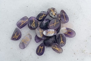 ELDER FUTHARK RUNE SET - AMETHYST - RUNES{% if kategorie.adresa_nazvy[0] != zbozi.kategorie.nazev %} - MAGIC{% endif %}