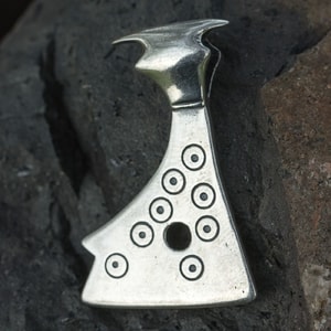 HACHE DE PERUN, TALISMAN SLAVE, ARGENT 925 - TRADITION SLAVE{% if kategorie.adresa_nazvy[0] != zbozi.kategorie.nazev %} - BUSHCRAFT, RECONSTITUTION, ACCESSOIRE{% endif %}