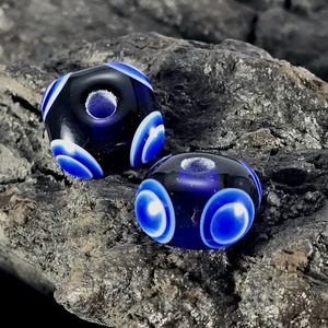 Perle celtique en verre à décor oculé, réplique, bleue