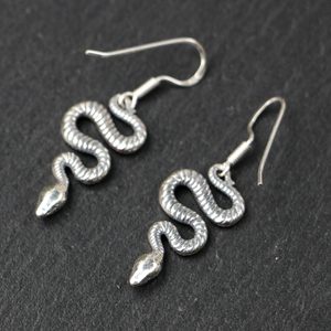 SERPENT, BOUCLES D'OREILLES EN ARGENT - BOUCLES D'OREILLES - BIJOUX HISTORIQUE{% if kategorie.adresa_nazvy[0] != zbozi.kategorie.nazev %} - BIJOUX EN ARGENT{% endif %}