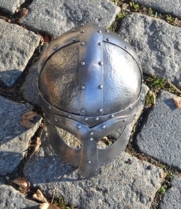 VIKING OCULAR HELM, 2 MM THICK, DECORATED BY HAMMERING - VIKING AND NORMAN HELMETS{% if kategorie.adresa_nazvy[0] != zbozi.kategorie.nazev %} - ARMOUR HELMETS, SHIELDS{% endif %}