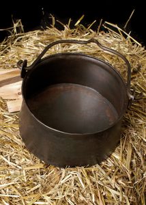 Historical cauldron for a fire pit, 5 litres