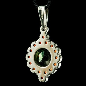 ZLATA, CZECH MOLDAVITE, GARNET, SILVER PENDANT - MOLDAVITES, CZECH{% if kategorie.adresa_nazvy[0] != zbozi.kategorie.nazev %} - SILVER JEWELLERY{% endif %}