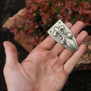 FLEUR DE LIS, GÜRTELSCHNALLE MIT ENDE, altes Messing