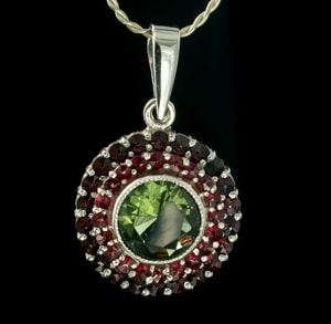 BRIANA, CZECH MOLDAVITE, GARNET, SILVER PENDANT - MOLDAVITES, CZECH{% if kategorie.adresa_nazvy[0] != zbozi.kategorie.nazev %} - SILVER JEWELLERY{% endif %}