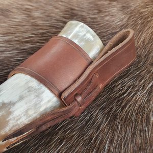 SCOTTISH THISTLE, LEATHER HORN HOLDER, BROWN - DRINKING HORNS{% if kategorie.adresa_nazvy[0] != zbozi.kategorie.nazev %} - HORN PRODUCTS{% endif %}