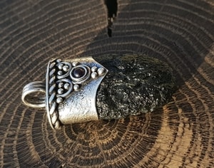 BOHEMIA, RAW MOLDAVITE PENDANT, STERLING SILVER - MOLDAVITES, CZECH{% if kategorie.adresa_nazvy[0] != zbozi.kategorie.nazev %} - SILVER JEWELLERY{% endif %}