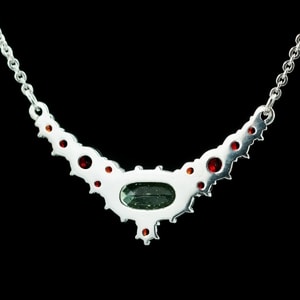 AILIS, SILVER NECKLACE, MOLDAVITE, GARNET - MOLDAVITES, CZECH{% if kategorie.adresa_nazvy[0] != zbozi.kategorie.nazev %} - SILVER JEWELLERY{% endif %}