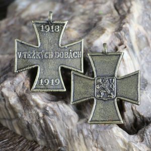 CROIX "EN TEMPS DIFFICILES" 1918-1919, REPRODUCTION, LAITON - TOUS LES PENDENTIFS, NOTRE PRODUCTION{% if kategorie.adresa_nazvy[0] != zbozi.kategorie.nazev %} - BIJOUTERIE{% endif %}