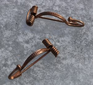 BROCHE CELTIQUE, FIBULE, LA TÈNE, BRONZE XXI - ACCESSOIRES DE COSTUME{% if kategorie.adresa_nazvy[0] != zbozi.kategorie.nazev %} - BIJOUTERIE{% endif %}