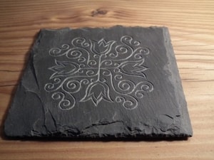 BLOSSOMS SLATE COASTER - GARDEN DECOR{% if kategorie.adresa_nazvy[0] != zbozi.kategorie.nazev %} - SCULPTURES, GARDEN DECOR{% endif %}