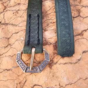 SALZBURG LEATHER BELT, XIII. STOL., GRÜN - GÜRTEL{% if kategorie.adresa_nazvy[0] != zbozi.kategorie.nazev %} - LEDERPRODUKTE{% endif %}