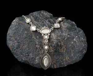 ARTICA, BIJOU, NECKLACE - COSTUME JEWELLERY{% if kategorie.adresa_nazvy[0] != zbozi.kategorie.nazev %} - JEWELLERY - BRONZE, ZINC{% endif %}