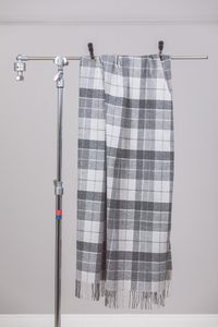 GREY & WHITE TARTAN THROW, LAMBS WOOL BLANKET - WOLLDECKEN UND SCHALS AUS IRLAND{% if kategorie.adresa_nazvy[0] != zbozi.kategorie.nazev %} - WOLLPRODUKTE{% endif %}