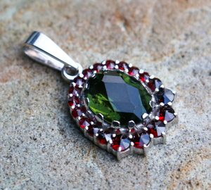 MILLA, SILVER PENDANT, MOLDAVITE, GARNET - MOLDAVITES, CZECH{% if kategorie.adresa_nazvy[0] != zbozi.kategorie.nazev %} - SILVER JEWELLERY{% endif %}