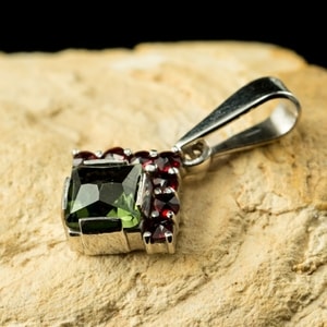 DIONE, CZECH MOLDAVITE, GARNET, SILVER PENDANT - MOLDAVITES, CZECH{% if kategorie.adresa_nazvy[0] != zbozi.kategorie.nazev %} - SILVER JEWELLERY{% endif %}