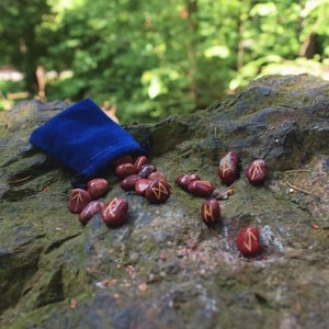 RED JASPER RUNE SET, OLD FUTHARK - DECORATIVE MINERALS AND ROCKS{% if kategorie.adresa_nazvy[0] != zbozi.kategorie.nazev %} - MOLDAVITES, MINERALS, FOSSILS{% endif %}