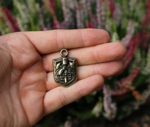 RYTÍŘ VE ZBROJI, amulet, zinek staromosaz