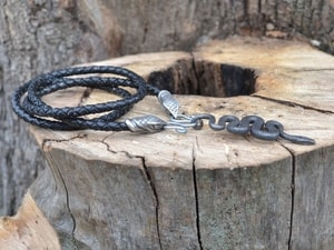 BLACK SNAKE, FORGED PENDANT, LEATHER BOLO - INSPIRATION CELTIQUE{% if kategorie.adresa_nazvy[0] != zbozi.kategorie.nazev %} - BIJOUTERIE{% endif %}