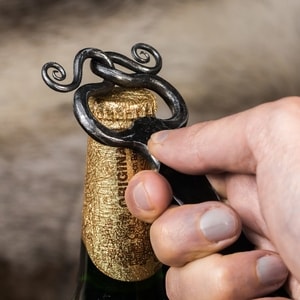 IRON BOTTLE OPENER, HAND FORGED - FORGED PRODUCTS{% if kategorie.adresa_nazvy[0] != zbozi.kategorie.nazev %} - SMITHY WORKS, COINS{% endif %}