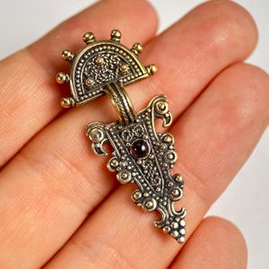 Têtes d'aigle, Faibule du haut Moyen Âge refaite comme un pendentif, bronze