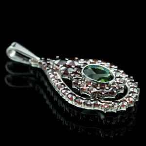 ISIDORA, SILVER PENDANT, MOLDAVITE, GARNET - MOLDAVITES, CZECH{% if kategorie.adresa_nazvy[0] != zbozi.kategorie.nazev %} - SILVER JEWELLERY{% endif %}