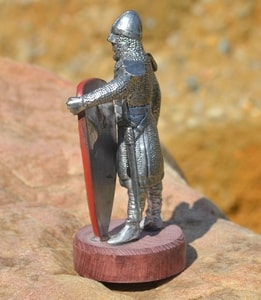 NORMAN WARRIOR WITH A PAINTED SHIELD. TIN FIGURE - PEWTER FIGURES{% if kategorie.adresa_nazvy[0] != zbozi.kategorie.nazev %} - PAGAN DECORATIONS{% endif %}