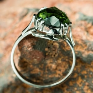 MONTANA - MOLDAVITE STERLING SILVER RING - MOLDAVITES, CZECH{% if kategorie.adresa_nazvy[0] != zbozi.kategorie.nazev %} - SILVER JEWELLERY{% endif %}