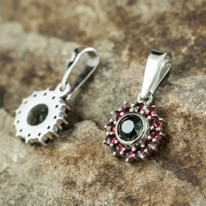 LOCKIE, SILVER PENDANT, MOLDAVITE, GARNET - MOLDAVITES, CZECH{% if kategorie.adresa_nazvy[0] != zbozi.kategorie.nazev %} - SILVER JEWELLERY{% endif %}