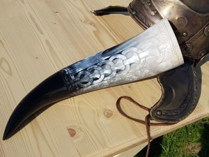 GRÍMAR, ENGRAVED DRINKING HORN, DELUXE EDITION - DRINKING HORNS{% if kategorie.adresa_nazvy[0] != zbozi.kategorie.nazev %} - HORN PRODUCTS{% endif %}