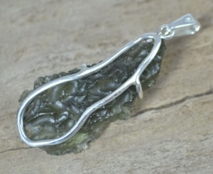 TERRA BOHEMIA, RAW MOLDAVITE PENDANT, STERLING SILVER - MOLDAVITE{% if kategorie.adresa_nazvy[0] != zbozi.kategorie.nazev %} - SILBER SCHMUCKSTÜCKE{% endif %}