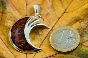 LUNA, PENDANT, BALTIC AMBER, SILVER - AMBER JEWELRY{% if kategorie.adresa_nazvy[0] != zbozi.kategorie.nazev %} - SILVER JEWELLERY{% endif %}