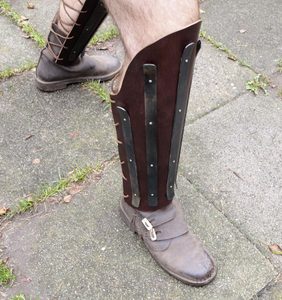 LEATHER GREAVES WITH STEEL STRIPS, PRICE FOR THE PAIR - LEATHER ARMOUR/GLOVES{% if kategorie.adresa_nazvy[0] != zbozi.kategorie.nazev %} - ARMOUR HELMETS, SHIELDS{% endif %}