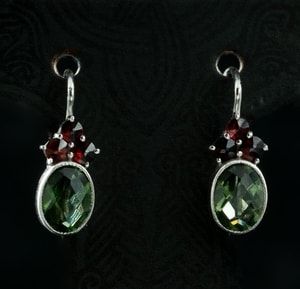 ADORA, SILVER EARRINGS, MOLDAVITE, GARNET - MOLDAVITES, CZECH{% if kategorie.adresa_nazvy[0] != zbozi.kategorie.nazev %} - SILVER JEWELLERY{% endif %}