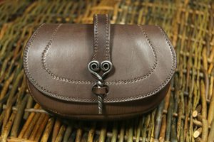 LEATHER BAG WITH FORGED NEEDLE - TASCHEN{% if kategorie.adresa_nazvy[0] != zbozi.kategorie.nazev %} - LEDERPRODUKTE{% endif %}