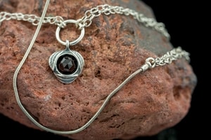 SYBILA, NECKLACE, STERLING SILVER, GARNET - NECKLACES{% if kategorie.adresa_nazvy[0] != zbozi.kategorie.nazev %} - SILVER JEWELLERY{% endif %}