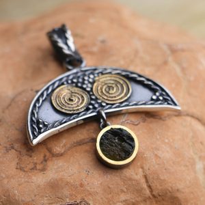 LUNA WITH MOLDAVITE SLAVIC WOMEN'S PENDANT, GOLD-PLATED SILVER - MOLDAVITE{% if kategorie.adresa_nazvy[0] != zbozi.kategorie.nazev %} - SILBER SCHMUCKSTÜCKE{% endif %}