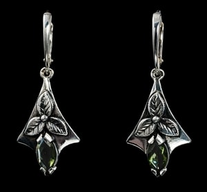 SHAMROCK, BOUCLES D'OREILLES, MOLDAVITE, ARGENT - BOUCLES D'OREILLES - BIJOUX HISTORIQUE{% if kategorie.adresa_nazvy[0] != zbozi.kategorie.nazev %} - BIJOUX EN ARGENT{% endif %}