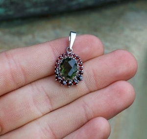 MILLA, SILVER PENDANT, MOLDAVITE, GARNET - MOLDAVITES, CZECH{% if kategorie.adresa_nazvy[0] != zbozi.kategorie.nazev %} - SILVER JEWELLERY{% endif %}