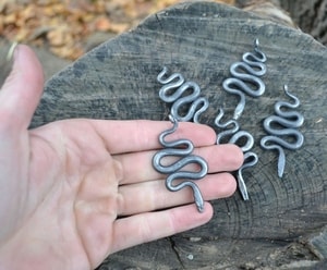 SNAKE- FORGED IRON TALISMAN - FORGED PRODUCTS{% if kategorie.adresa_nazvy[0] != zbozi.kategorie.nazev %} - SMITHY WORKS, COINS{% endif %}