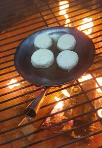 OUTDOOR PAN 23 CM WITH FORK HANDLE, PERUNIKA SYSTEM FOR BUSHCRAFT - BUSHCRAFT{% if kategorie.adresa_nazvy[0] != zbozi.kategorie.nazev %} - BUSHCRAFT, LIVING HISTORY, CRAFTS{% endif %}