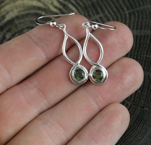 BLAINE, EARRINGS, FACETED MOLDAVITE, SILVER - MOLDAVITES, CZECH{% if kategorie.adresa_nazvy[0] != zbozi.kategorie.nazev %} - SILVER JEWELLERY{% endif %}